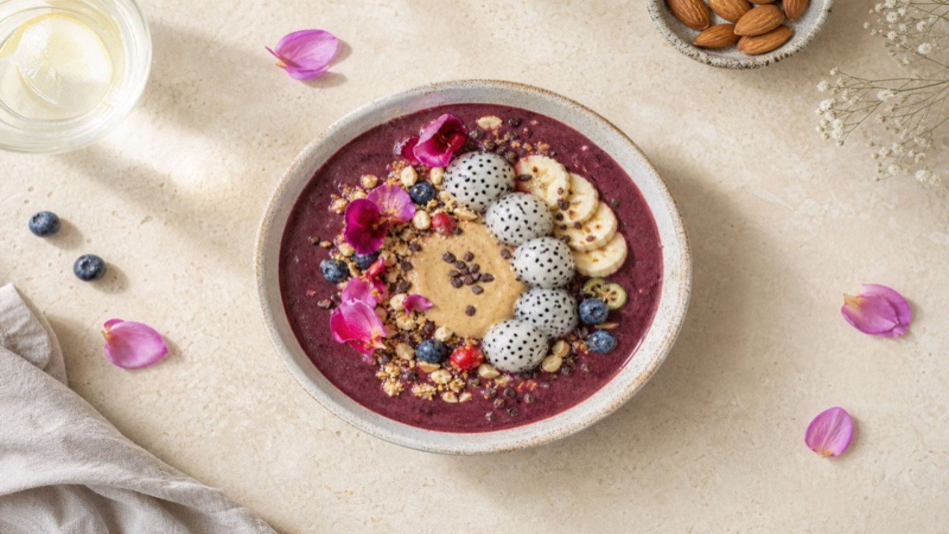 Acai-Bowl mit Drachenfrucht und Mandelpüree
