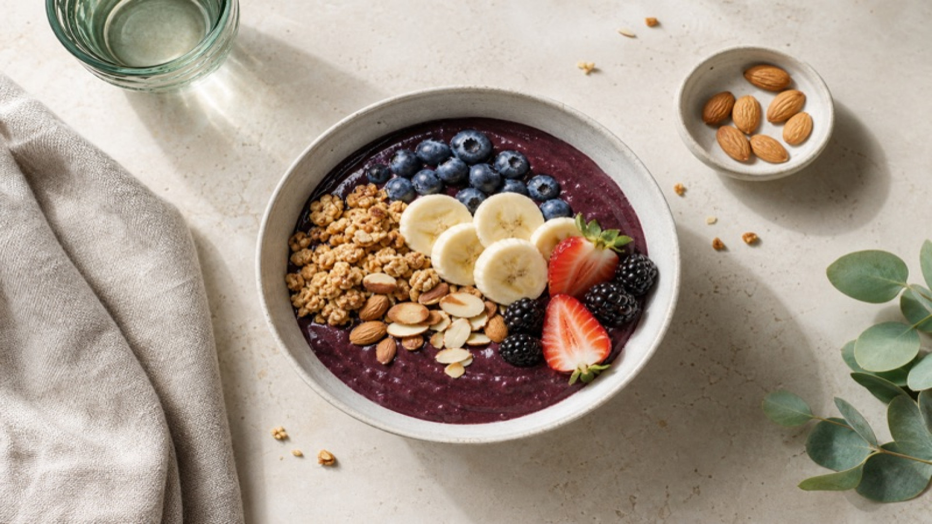 Acai-Style Beeren-Bowl mit Granola und Mandeln