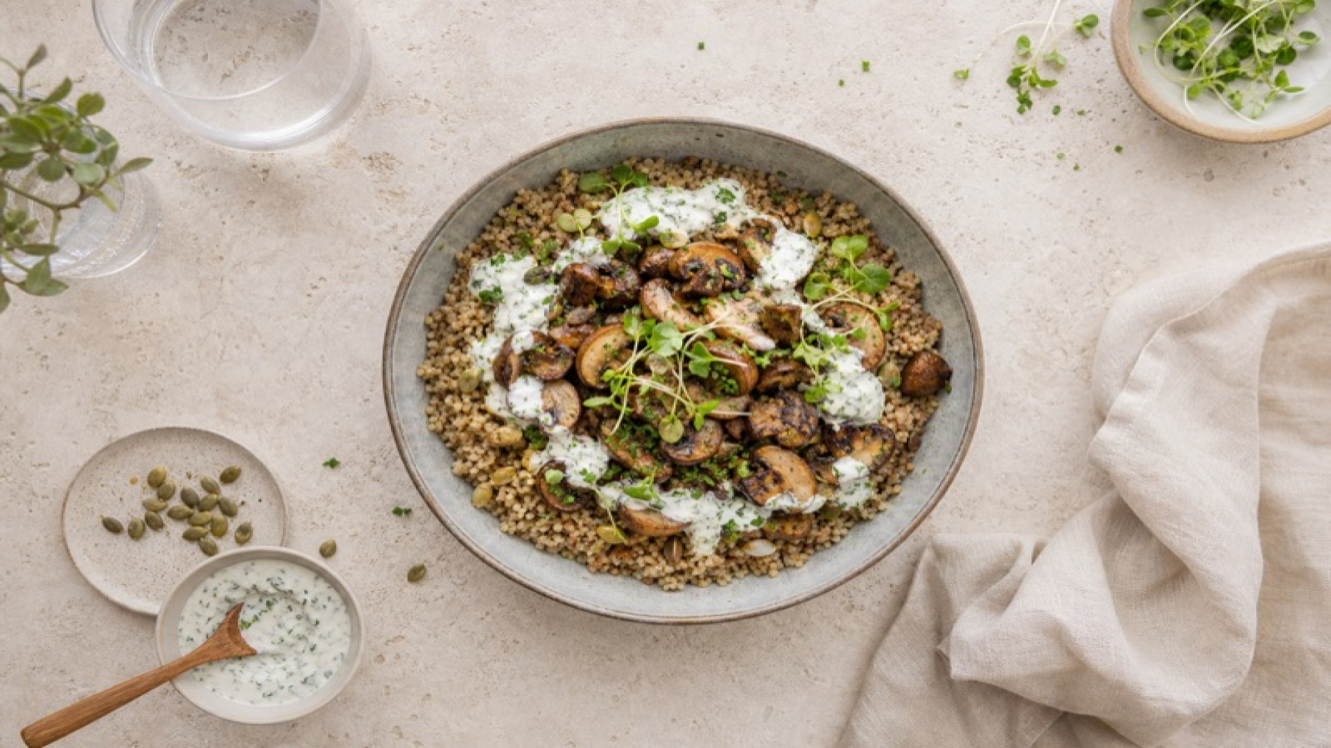 Amaranth-Bowl mit gebratenen Champignons und Skyr-Kräuterdressing