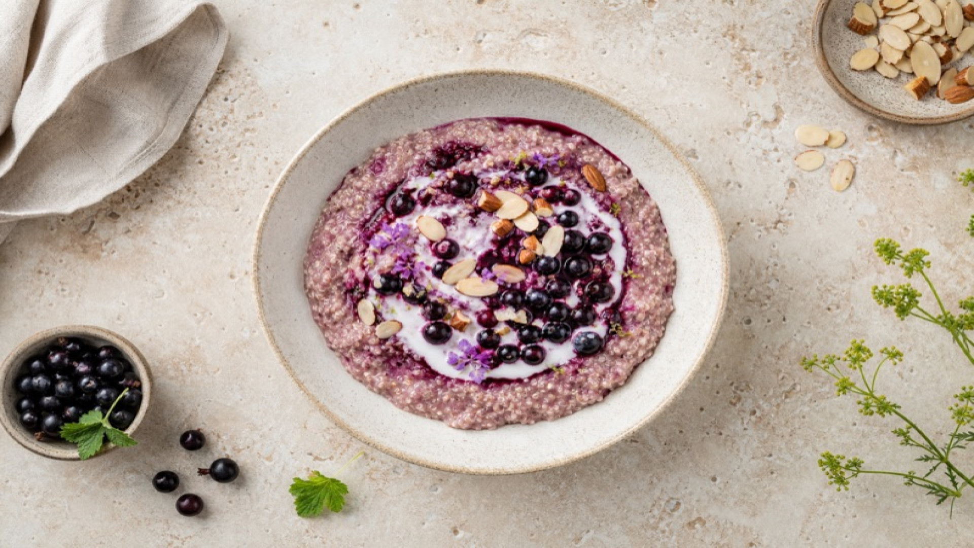 Amaranth-Porridge mit Schwarzen Johannisbeeren