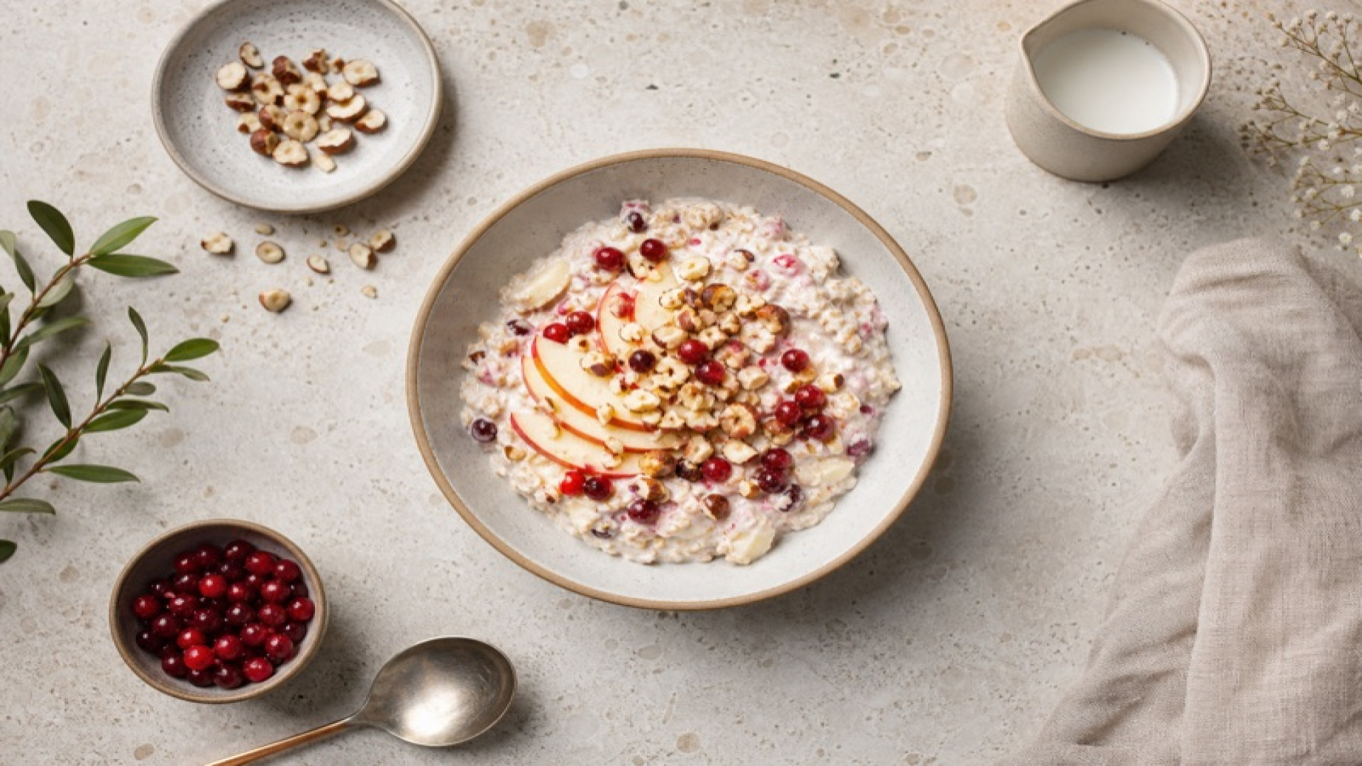 Apfel-Bircher-Bowl mit Haselnüssen und Preiselbeeren