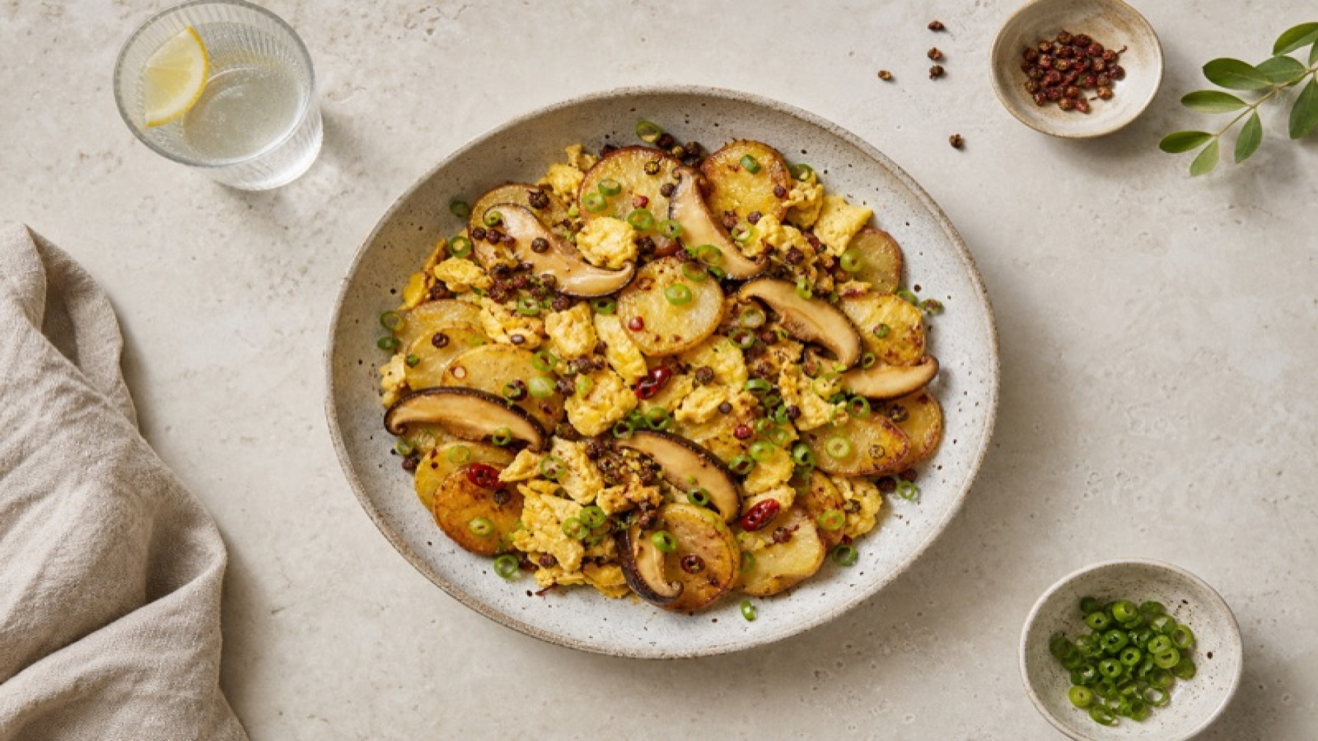 Asiatische Kartoffel-Ei-Pfanne mit Shiitake und Szechuan-Pfeffer
