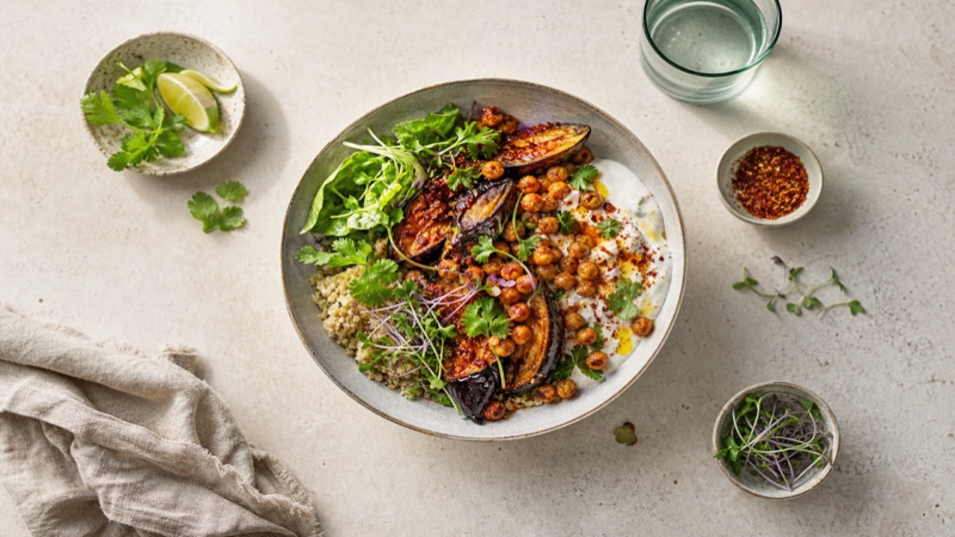 Auberginen-Harissa-Bowl mit Kichererbsen-Joghurt