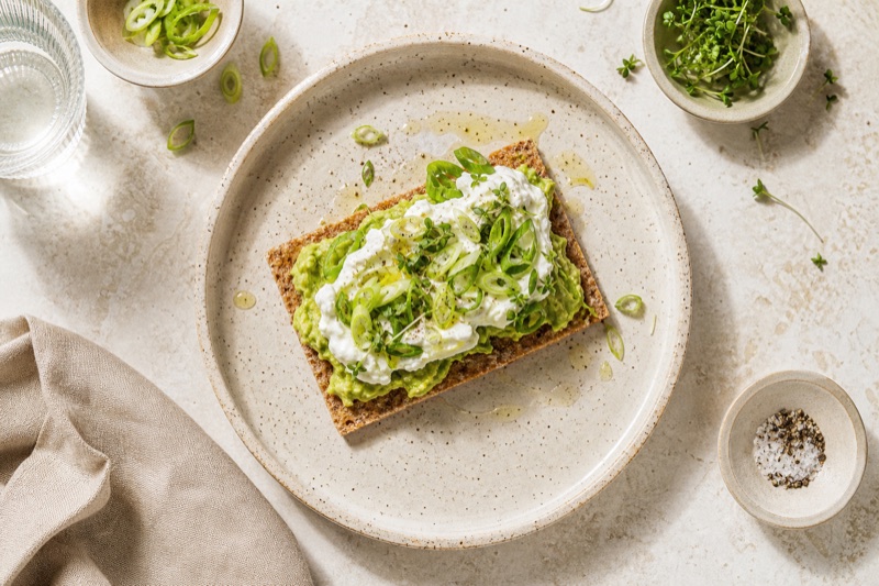 Avocado-Dinkelvollkornknäckebrot mit Schafjoghurt und Frühlingszwiebeln