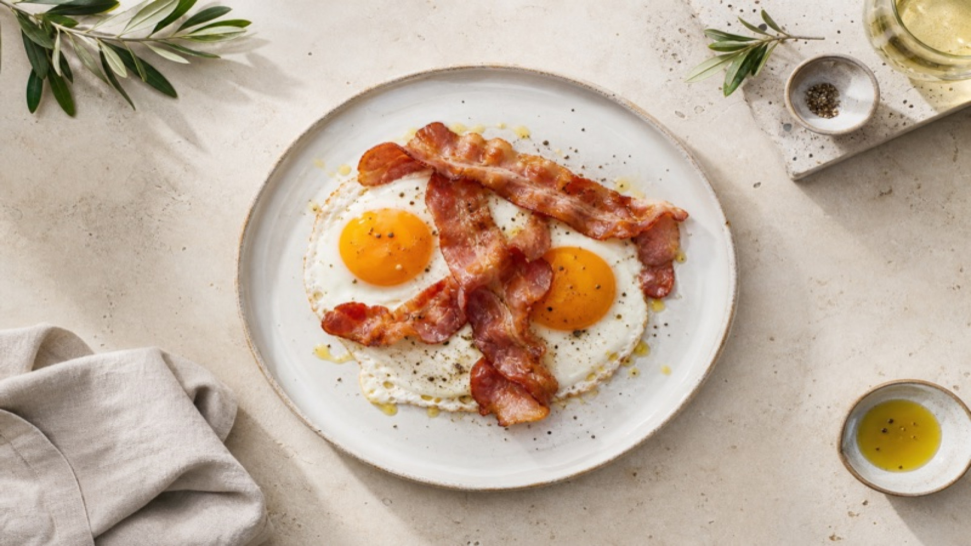 Bacon auf Spiegeleier