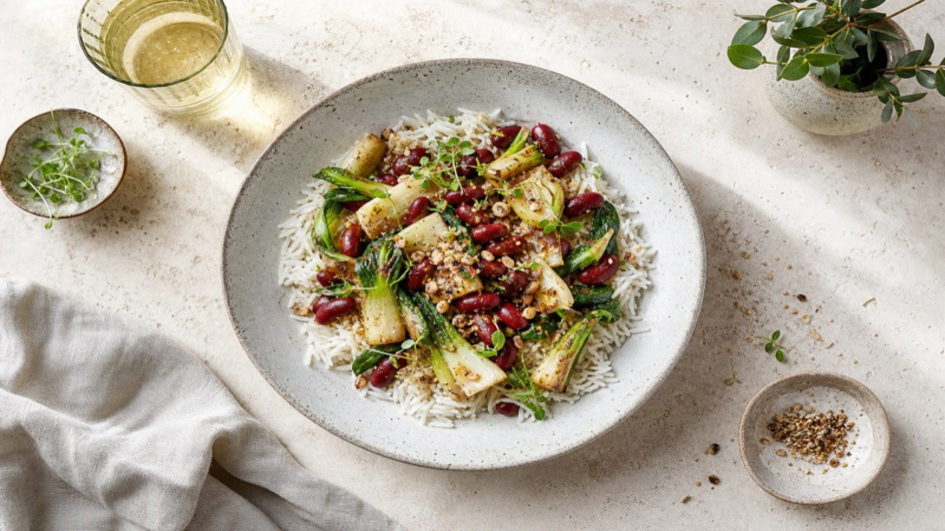 Basmati-Bowl mit Pak Choi und Kidneybohnen