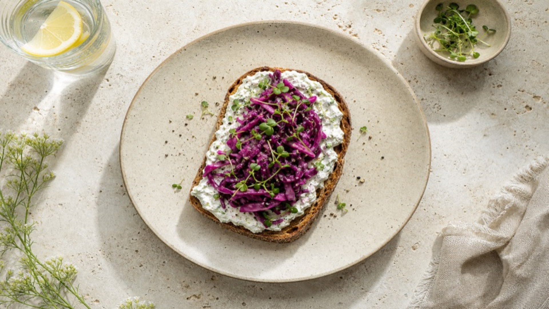 Bauernbrot-Toast mit Speisequark-Kräutern und Rotkohl