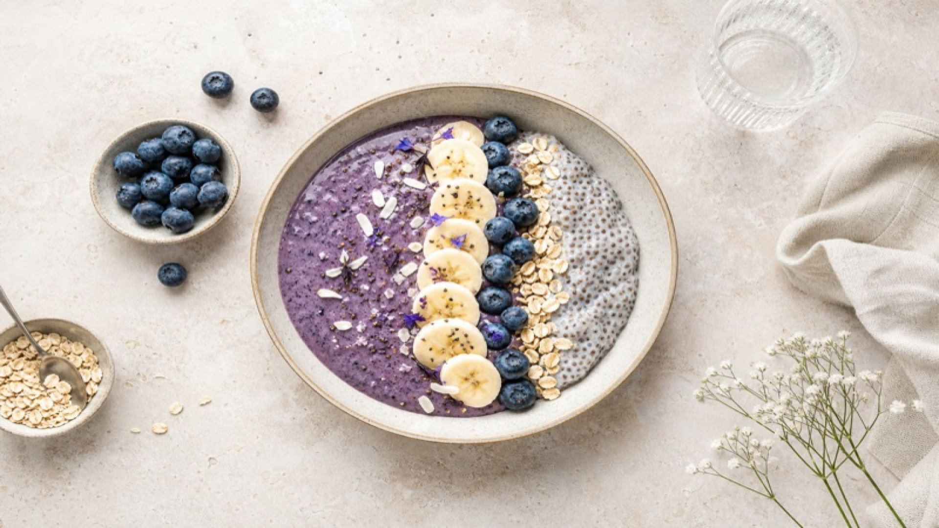 Beeren-Smoothie und Chia-Pudding