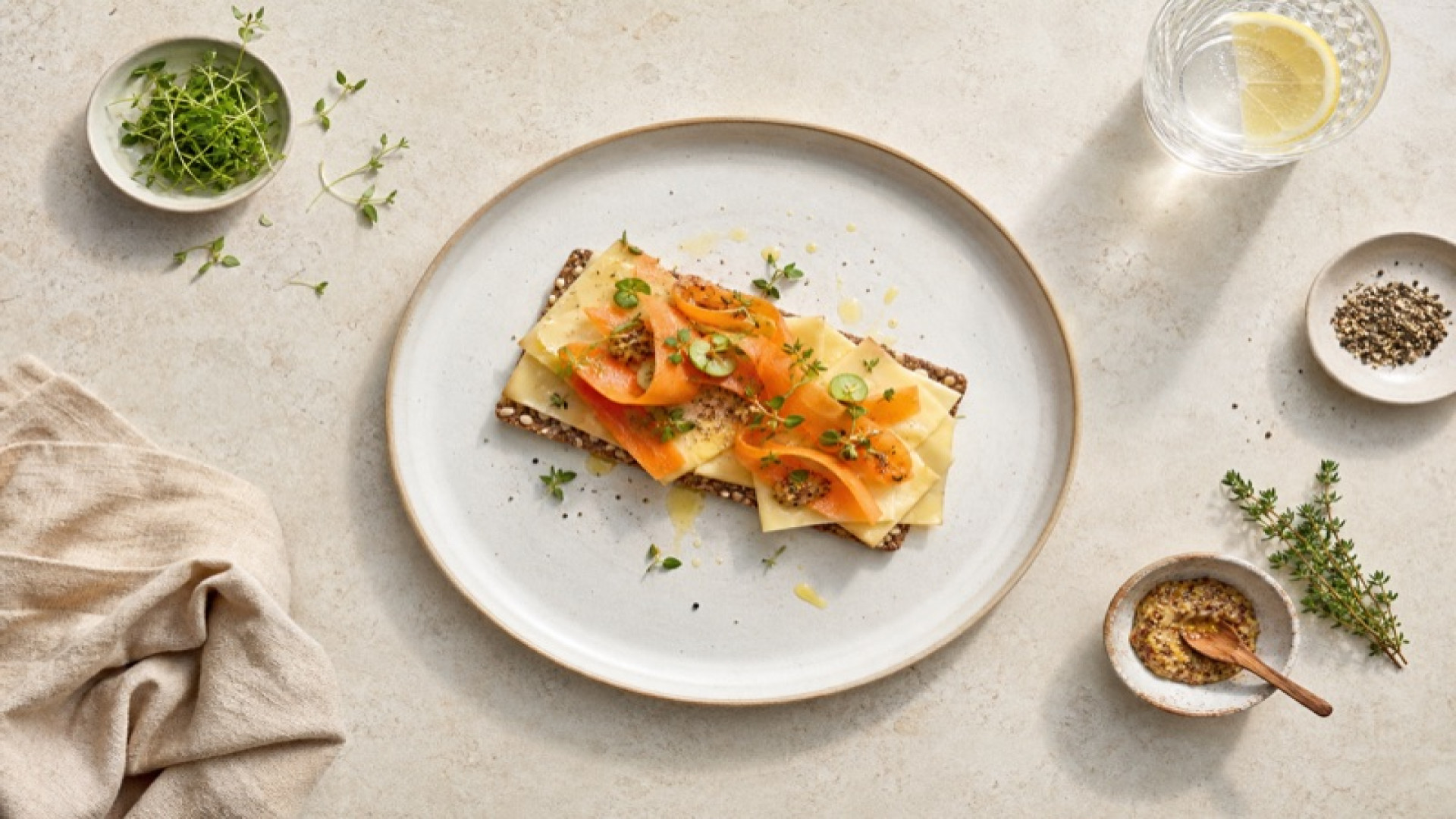 Bergkäse-Knäckebrot mit gedünsteter Karotte und Senf
