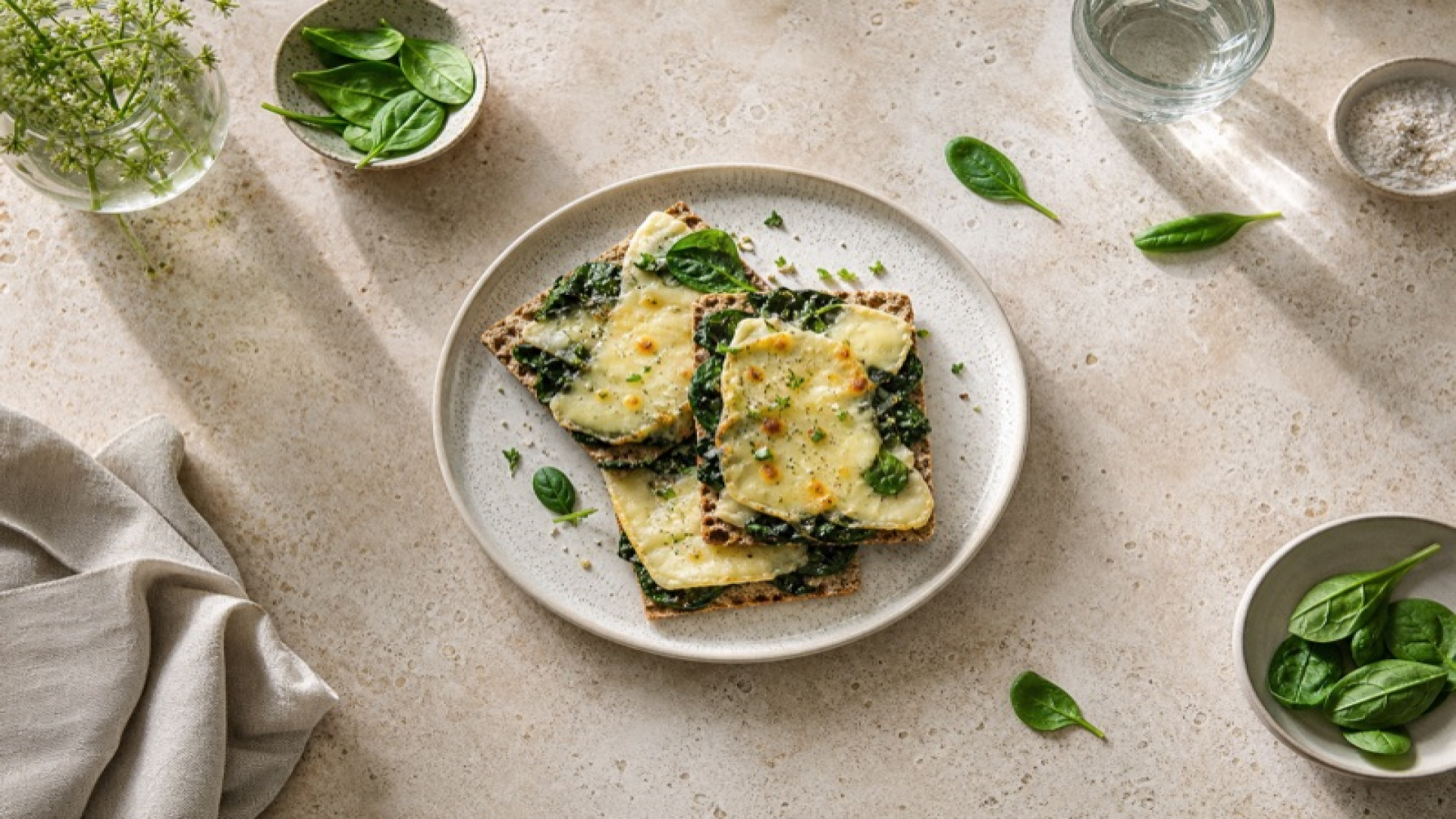Bergkäse-Mozzarella-Knäckebrot mit Spinat