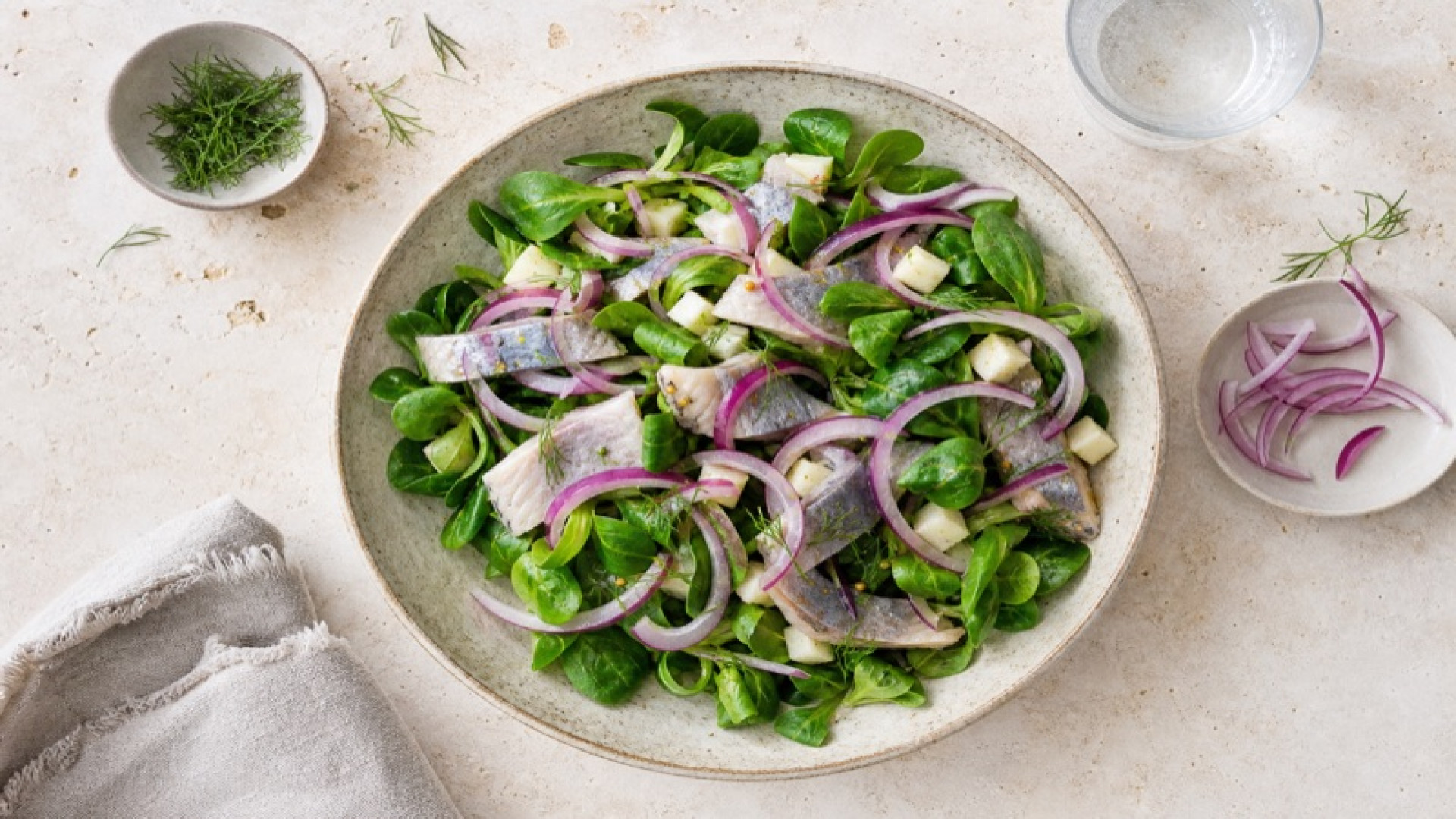Bismarckhering-Salat mit roten Zwiebeln und Feldsalat