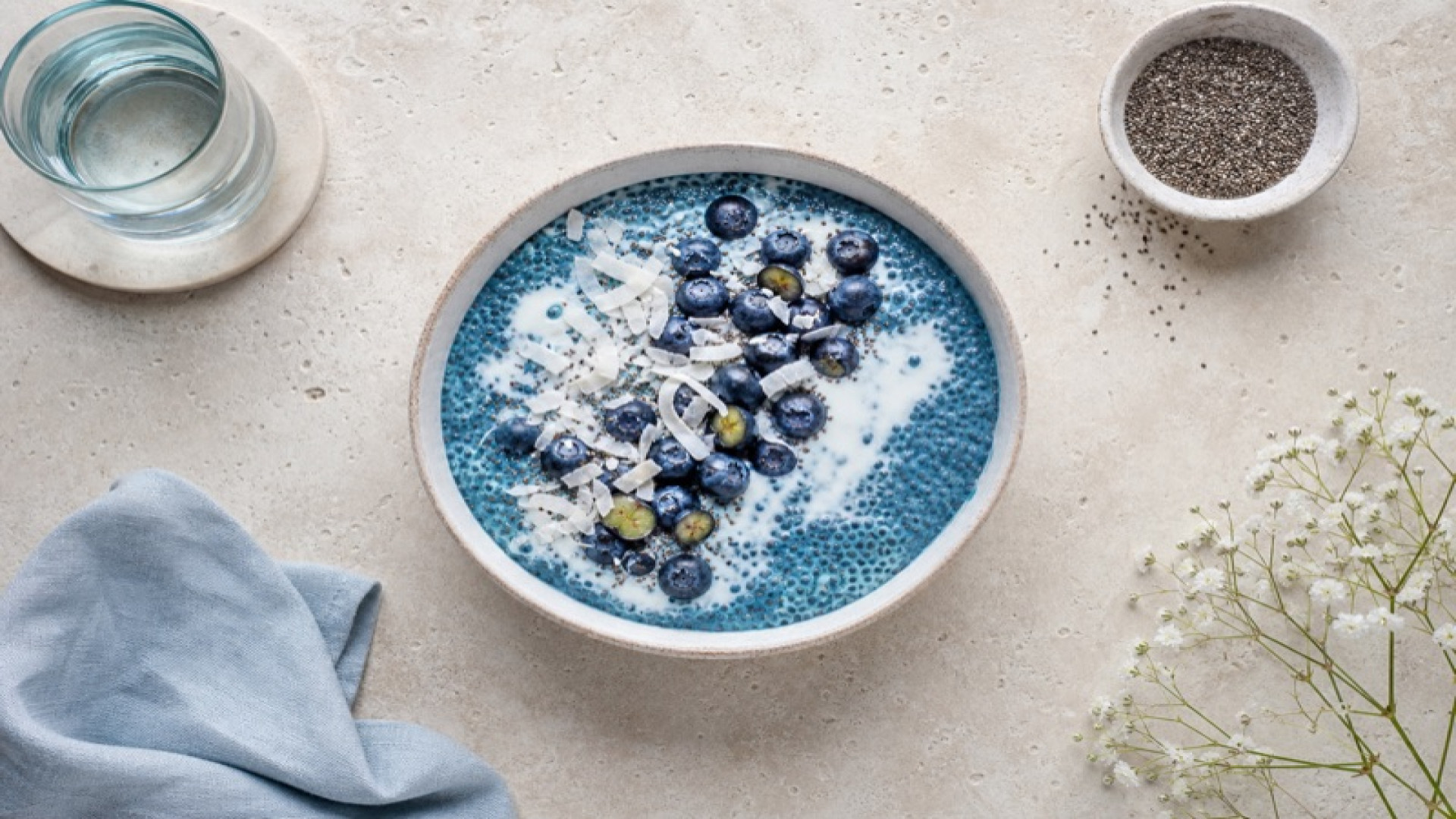 Blauer Spirulina-Chia-Puddings mit Kokosjoghurt
