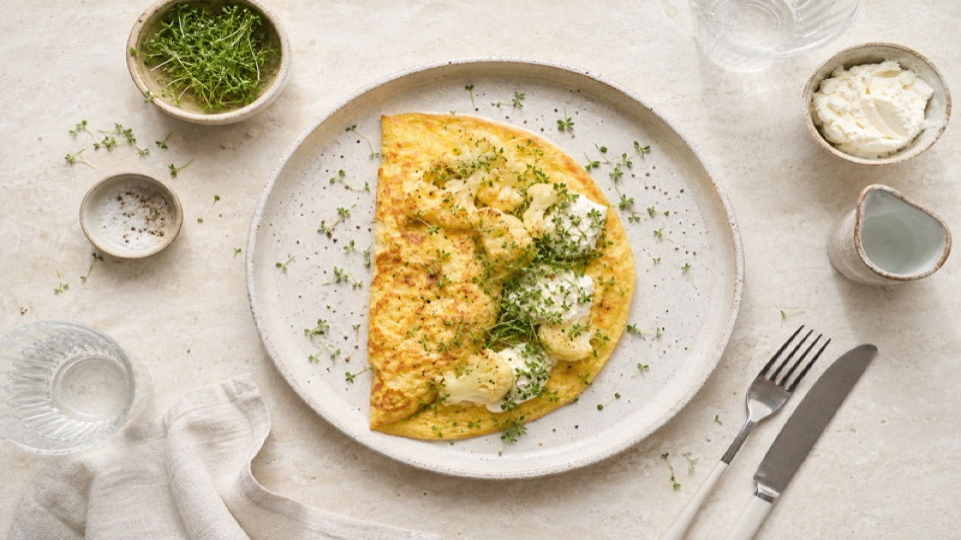 Blumenkohl-Omelett mit Kressesprossen und Frischkäse