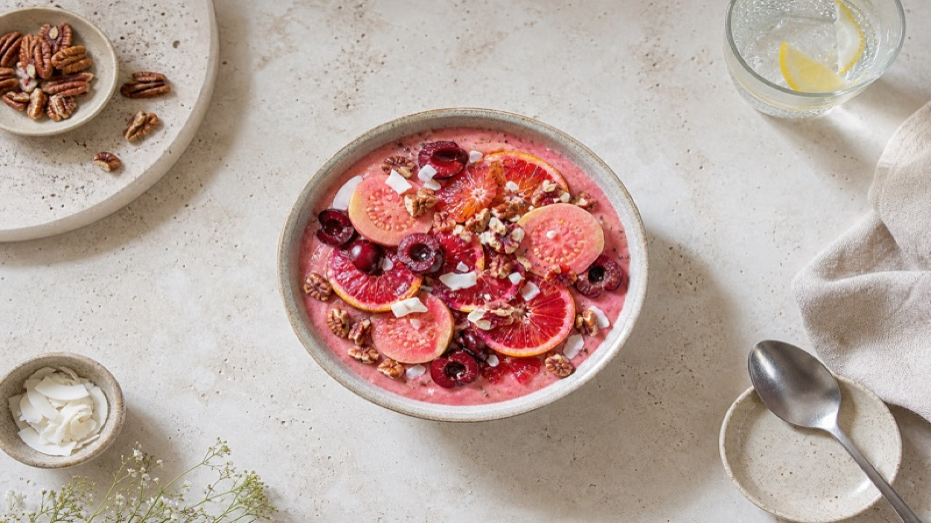 Blutorange-Guaven-Bowl mit Sauerkirschen und Pekannüssen