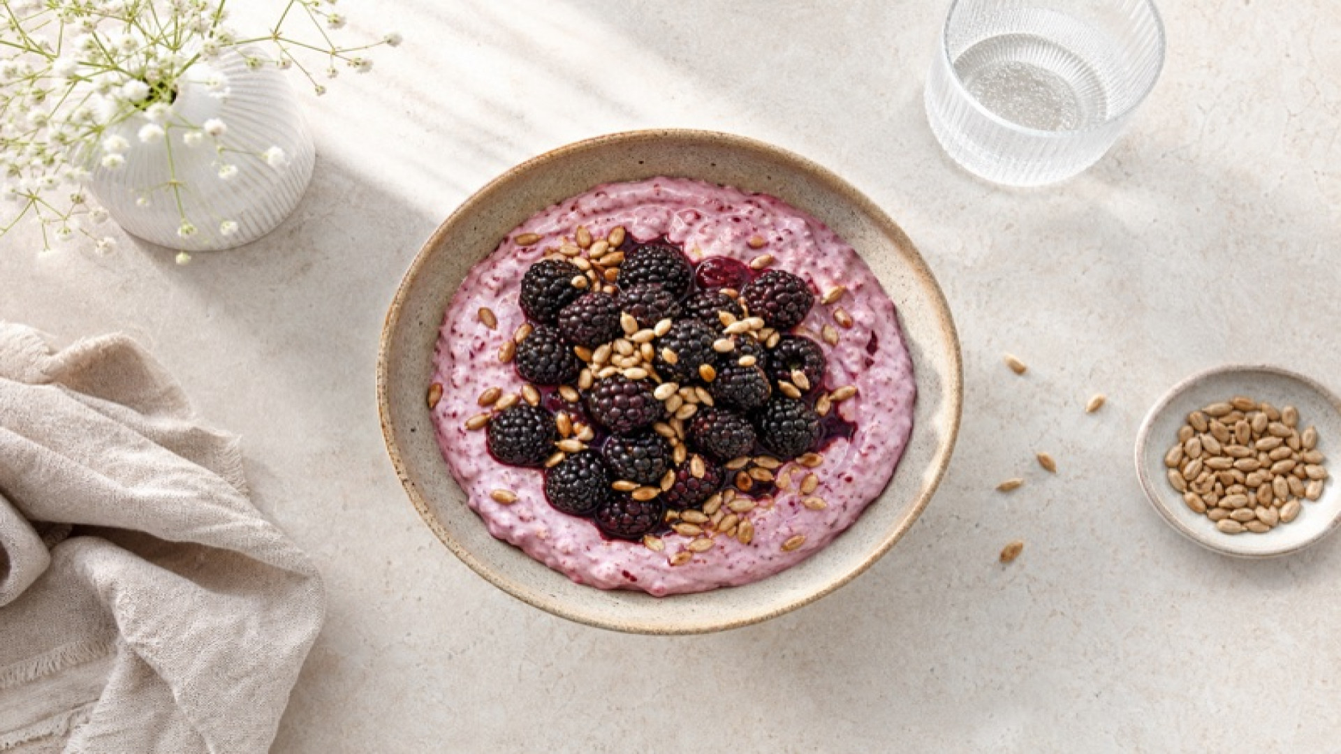 Brombeeren-Bowl mit gerösteten Sonnenblumenkernen