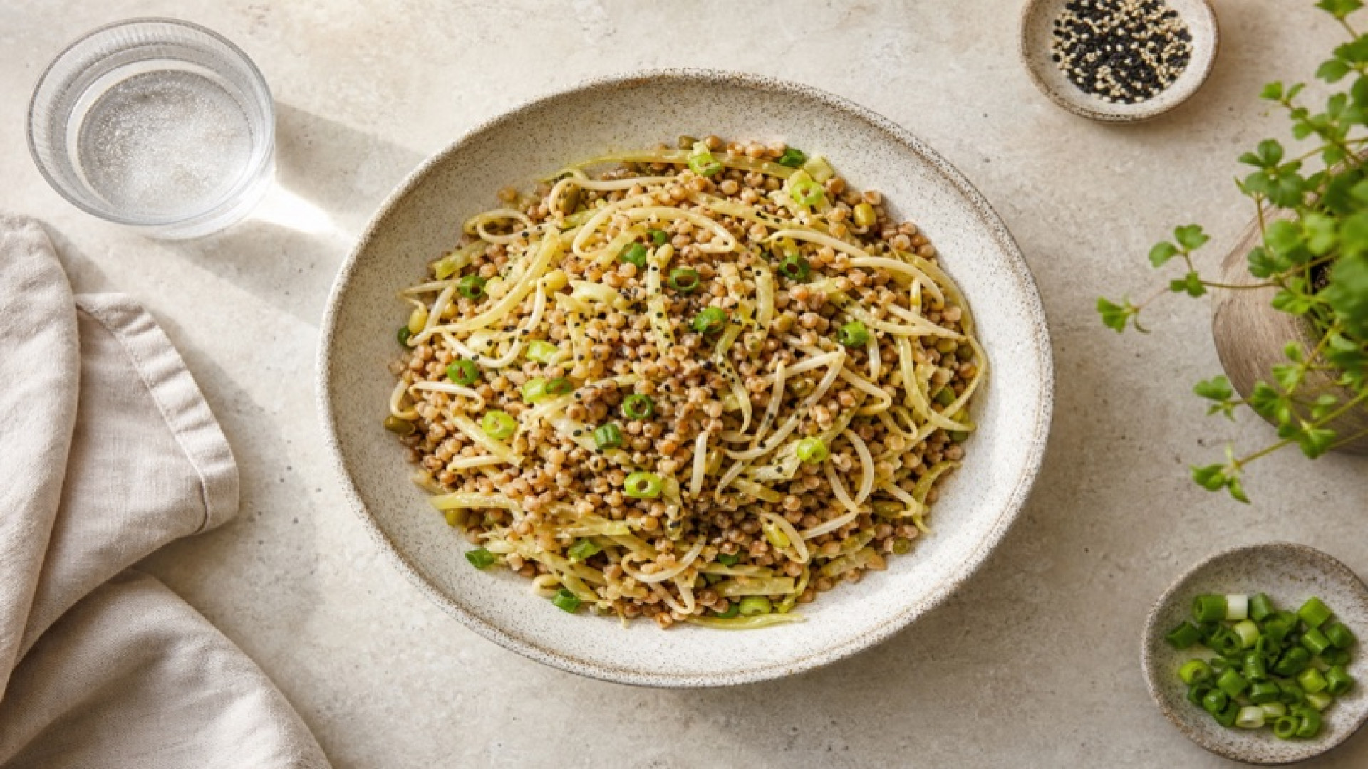 Buchweizen-Bowl mit Spitzkohl, Mungbohnensprossen und Sojasauce