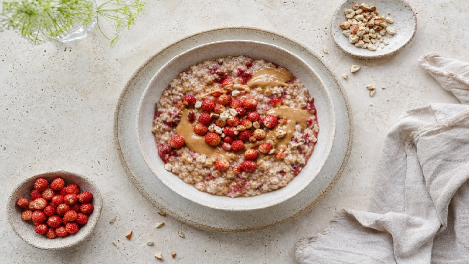 Buchweizen-Porridge mit Mandelmus und Walderdbeeren