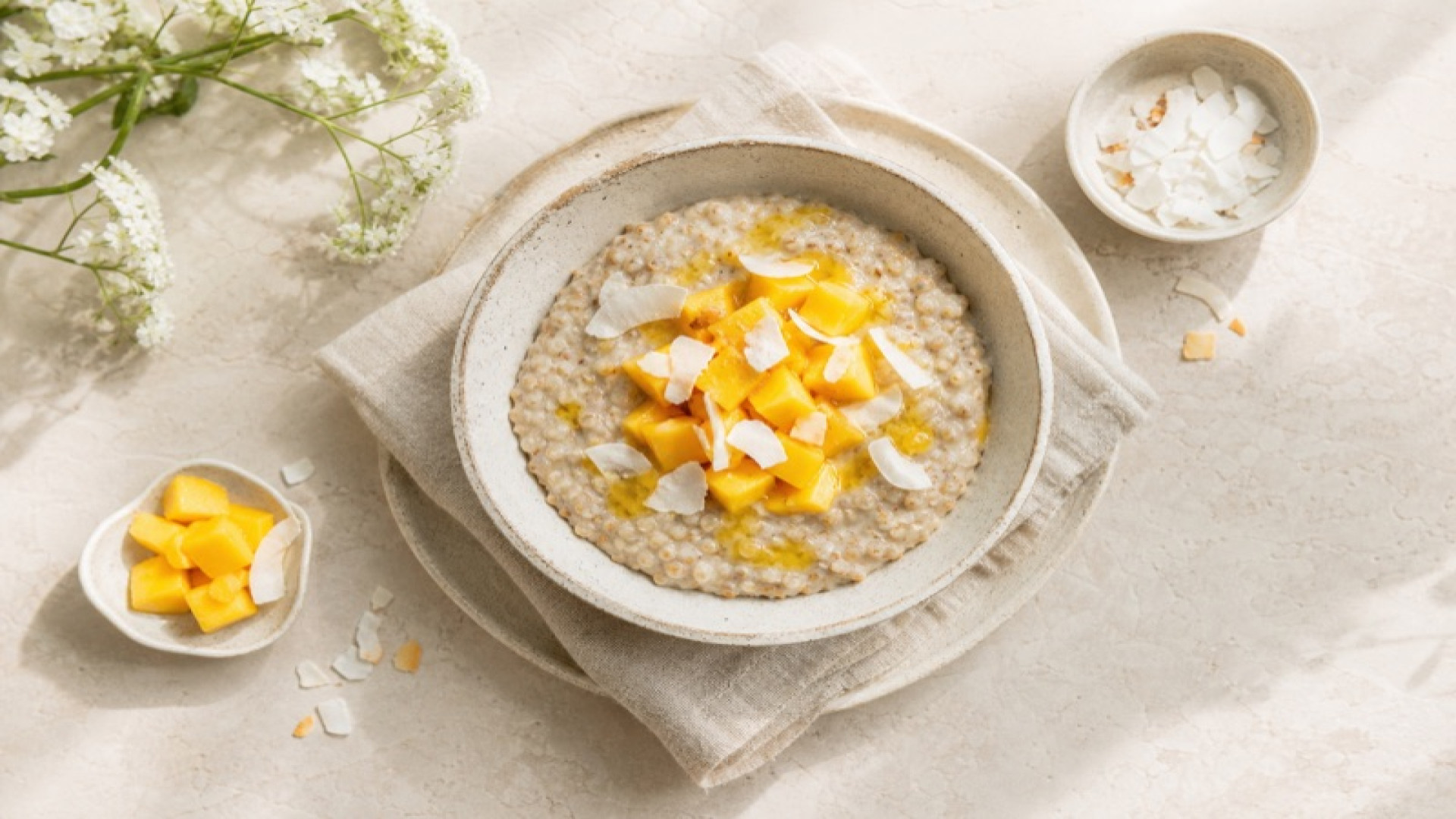 Buchweizen-Porridge mit Mango und Kokos