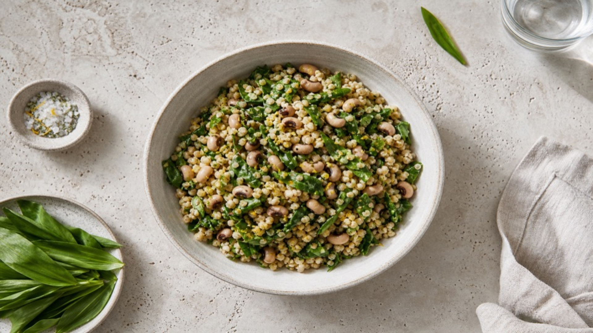 Bulgur-Bowl mit gebratenen Augenbohnen und Bärlauch