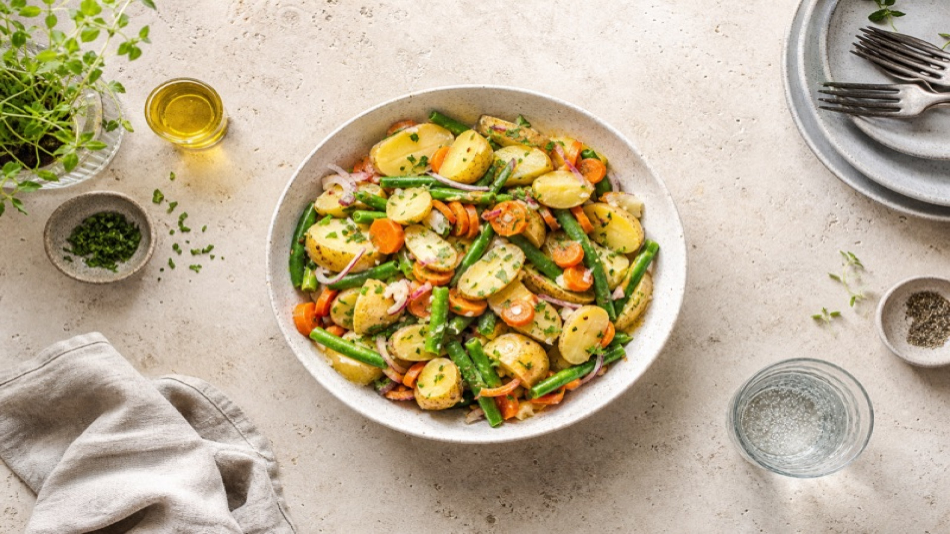 Bunter Kartoffelsalat mit grünen Bohnen und Karotten