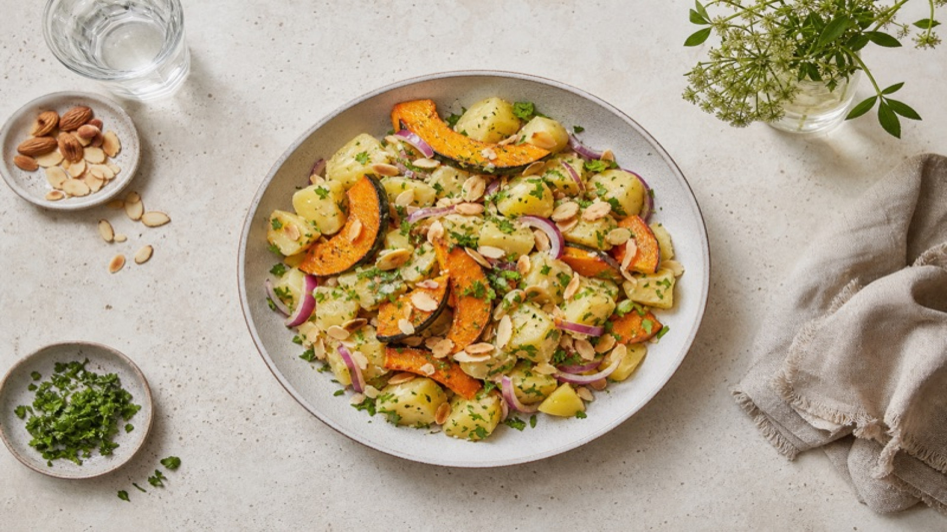 Bunter Kartoffelsalat mit Hokkaido-Kürbis und gerösteten Mandeln