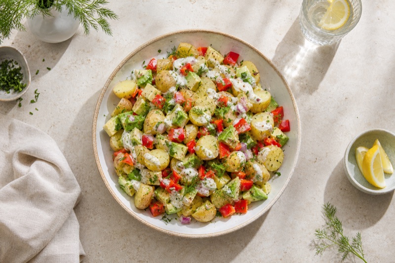 Bunter Kartoffelsalat mit Paprika, Avocado und Zitronen-Joghurt-Dressing