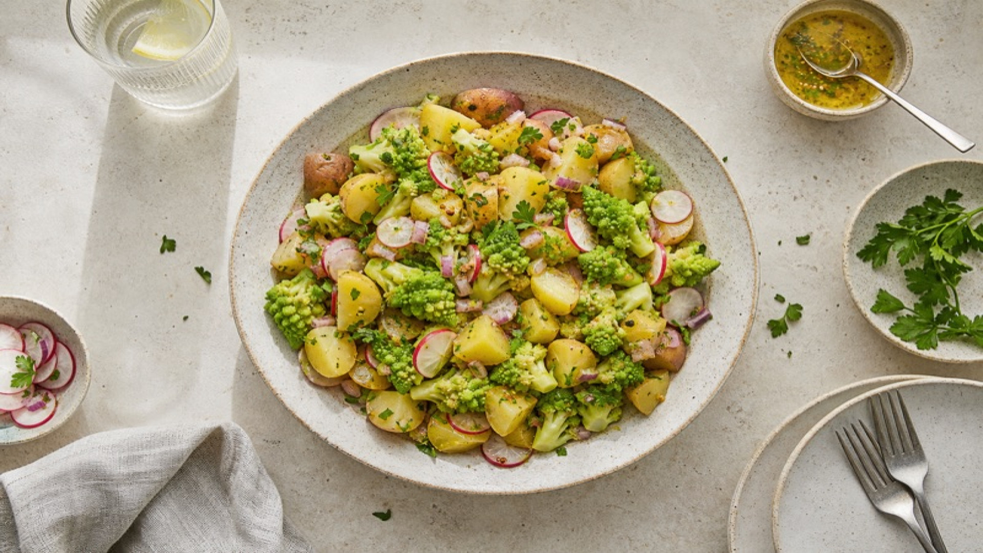 Bunter Kartoffelsalat mit Romanesco und Senf-Oliven-Öl