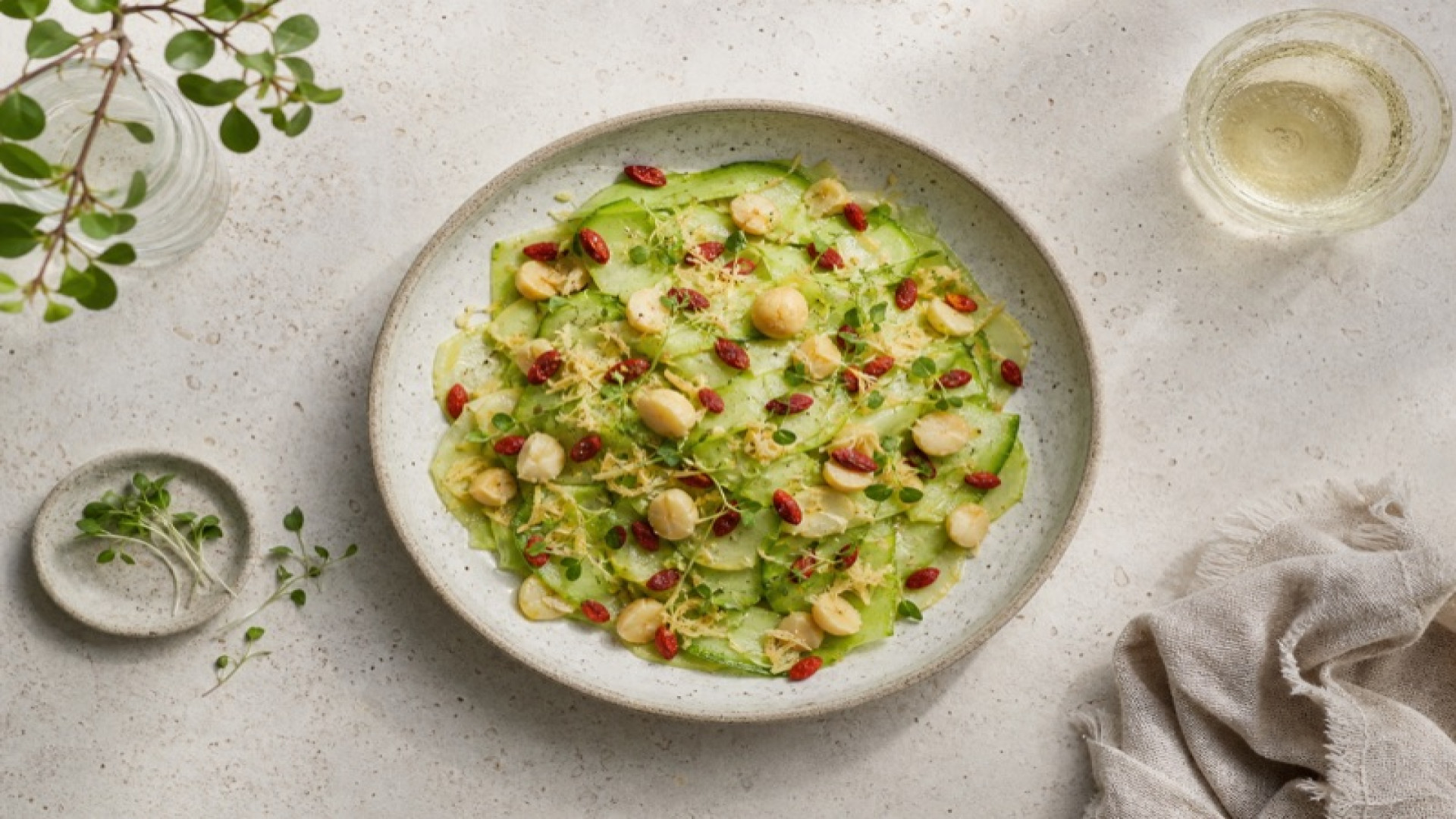 Chayote-Ingwer-Bowl mit Berberitzen und Macadamias