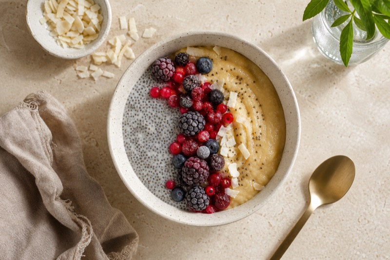 Chia-Pudding mit Bananenpüre und Beerenmix