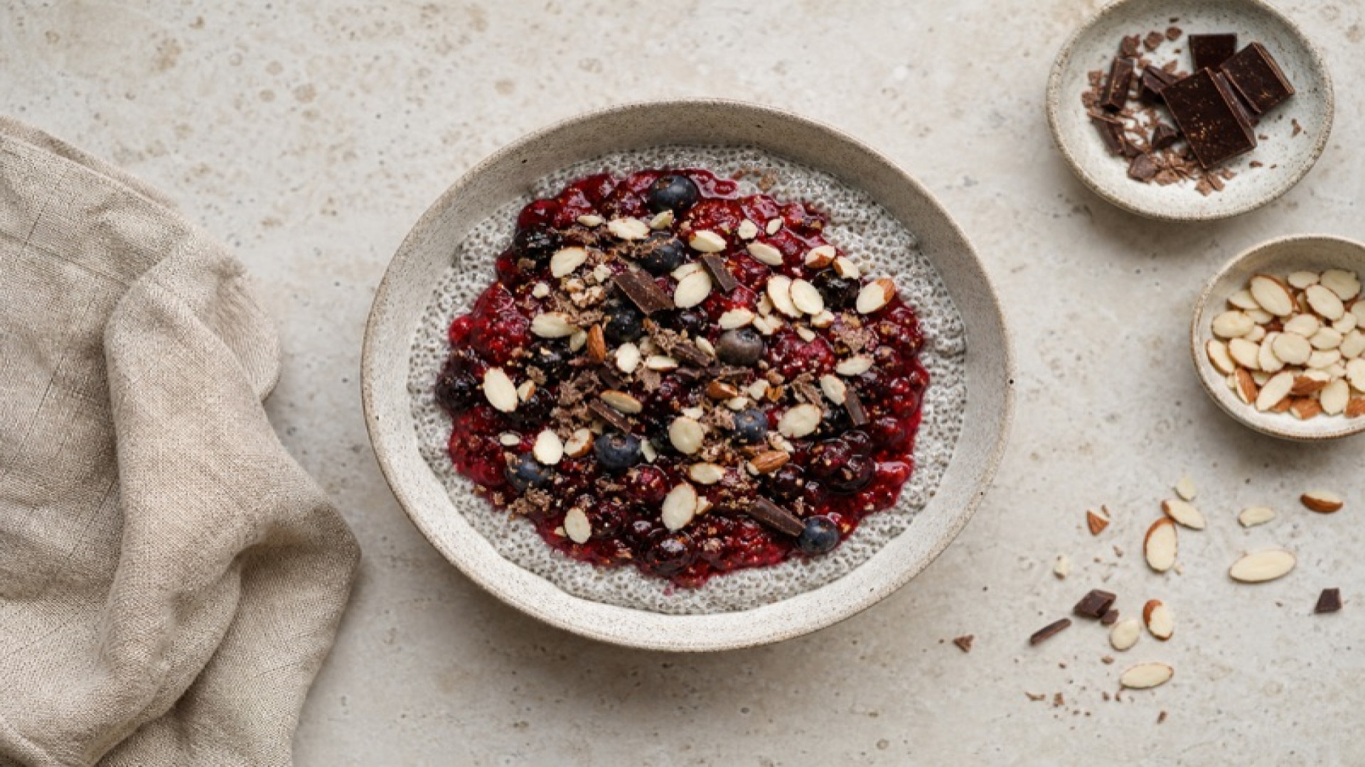 Chia Pudding mit Beerenmarmelade, Mandeln und Schokolade