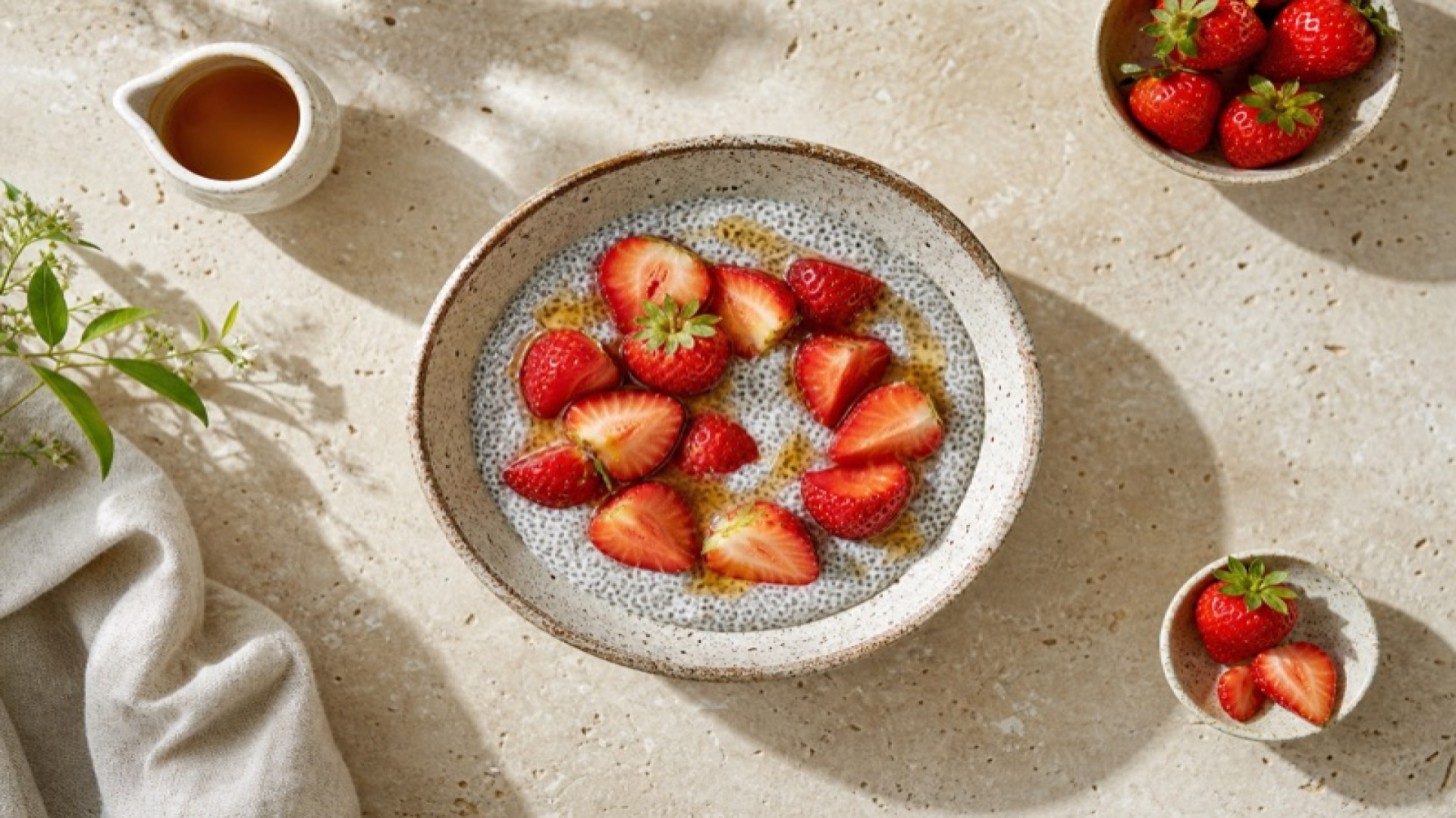Chia-Pudding mit Erdbeeren und Ahornsirup