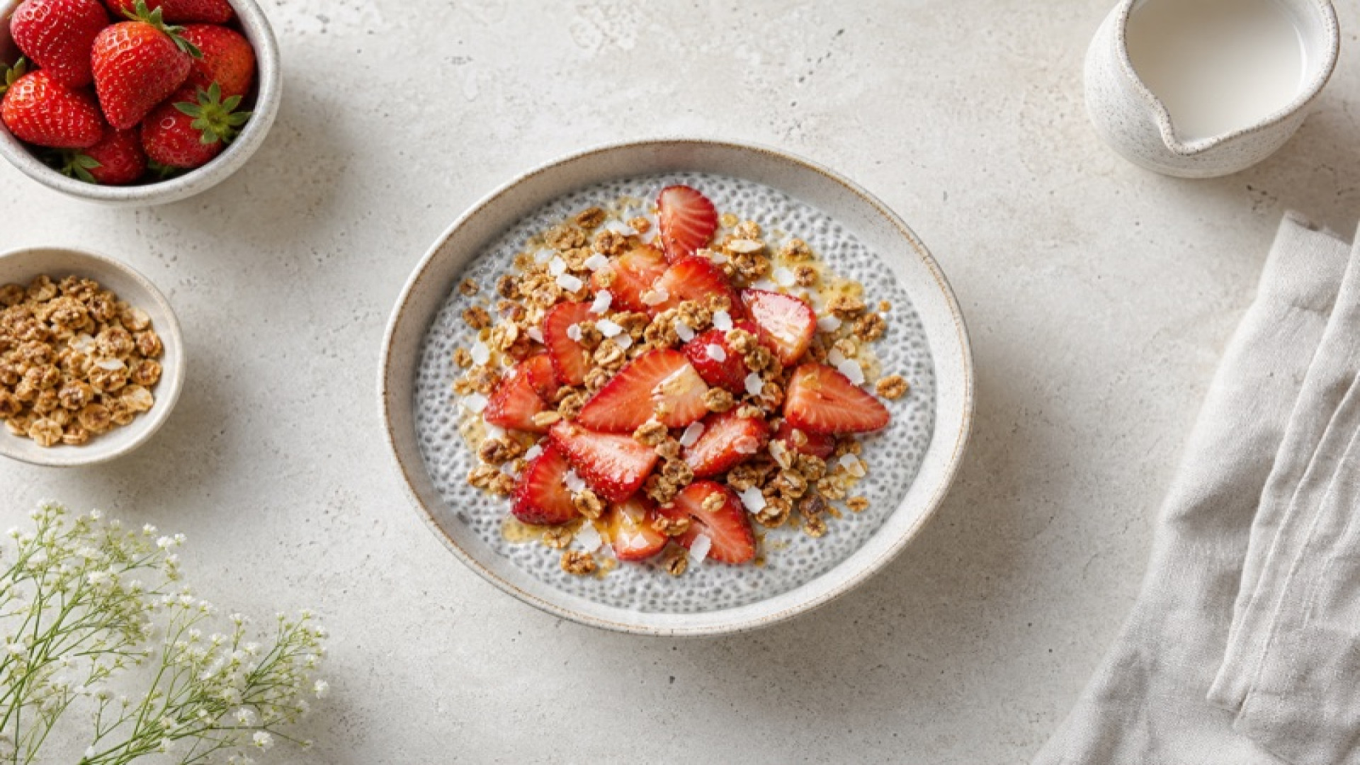 Chia Pudding mit Erdbeeren und Granola