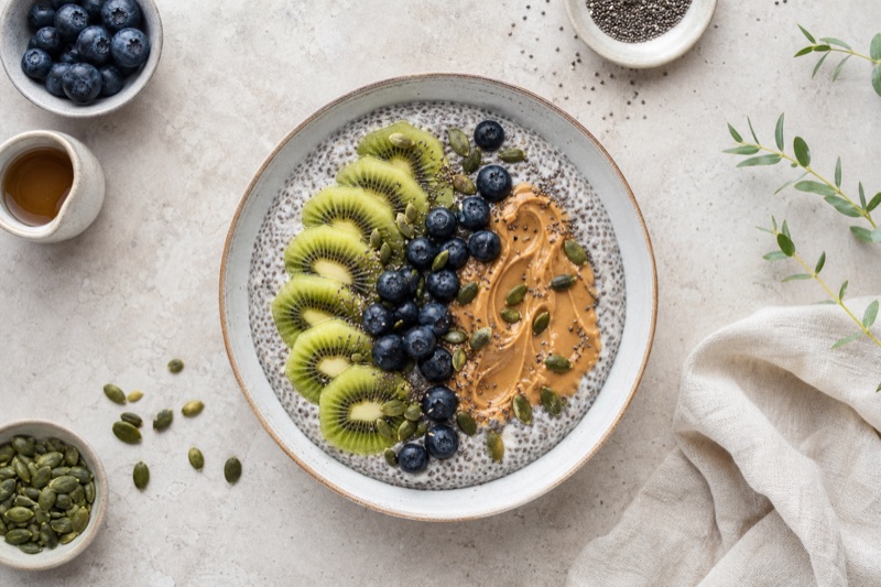 Chia Pudding mit Kiwi und Erdnussbutter