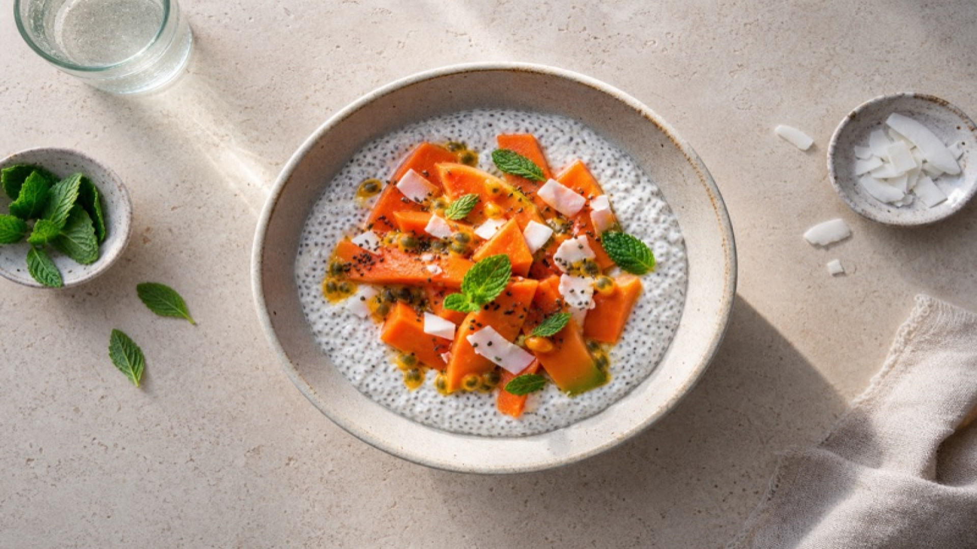 Chiasamen-Kokos-Pudding mit Papaya