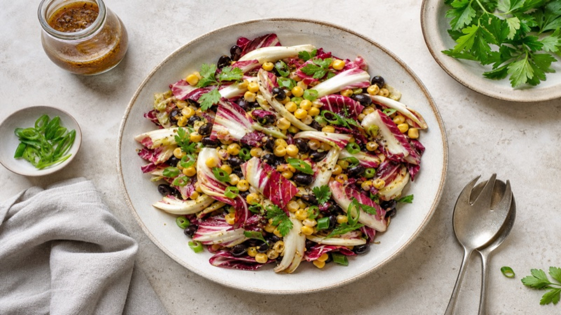 Chicorée-Schwarze-Bohnen-Salat mit Mais und Balsamico-Senf-Dressing