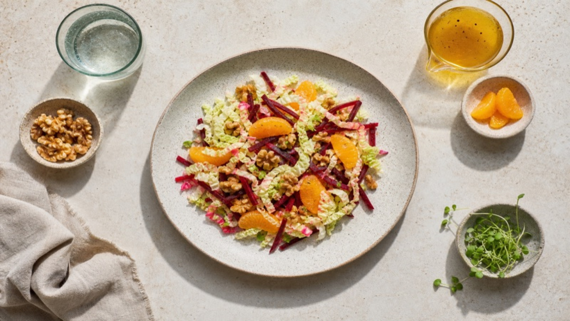 Chinakohl-Rote-Beete-Rohkost mit Walnussöl-Zitrus-Dressing