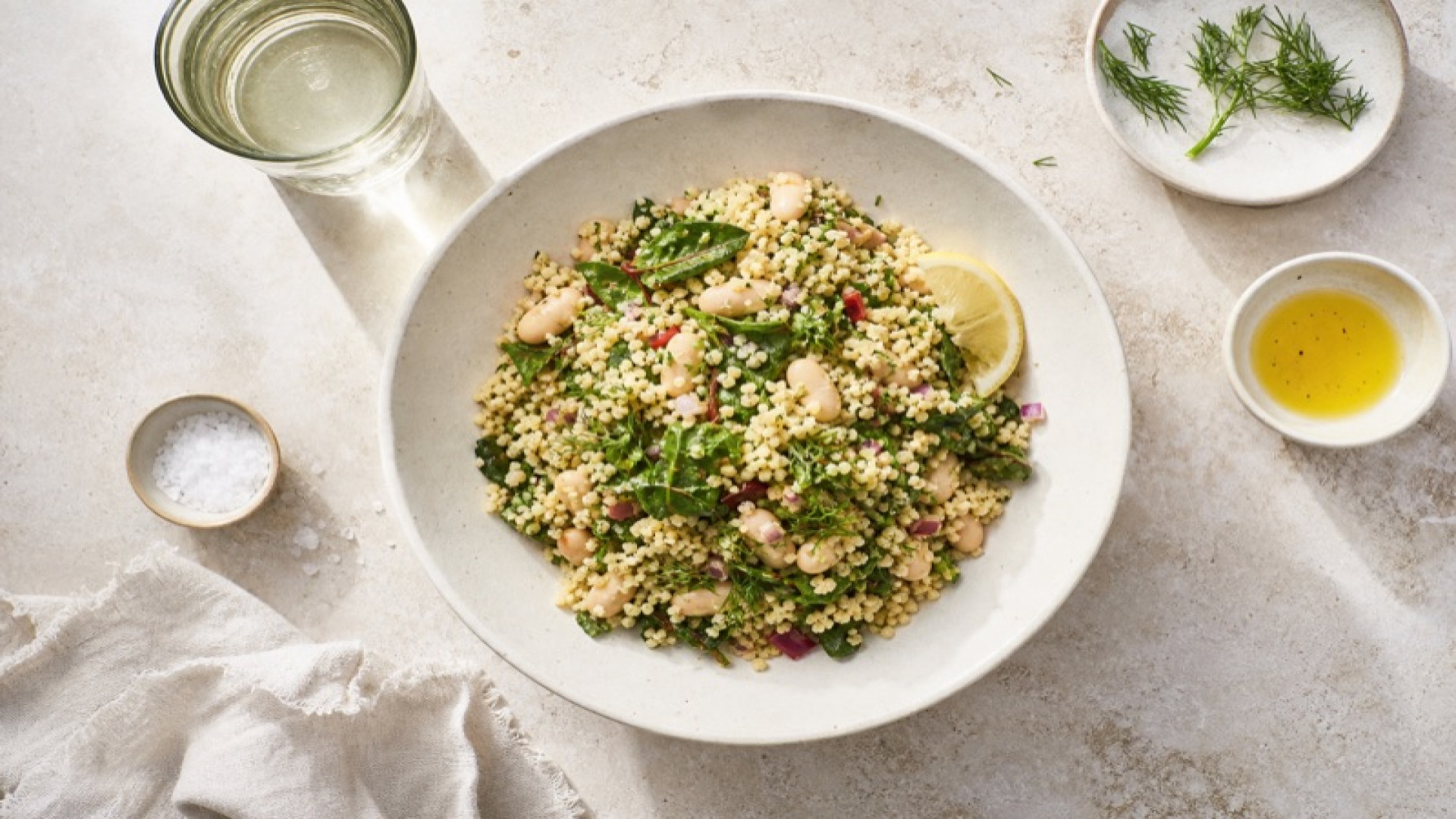 Couscous-Salat mit Mangold und weißen Bohnen