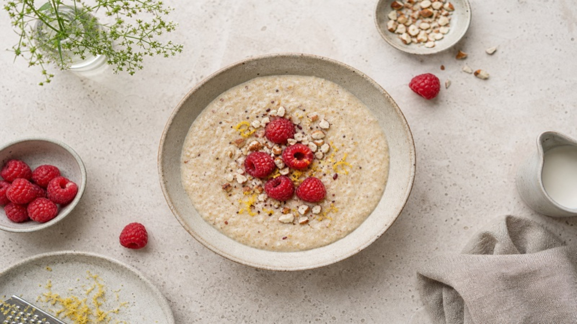 Cremige Amaranth-Porridge-Bowl mit Himbeeren