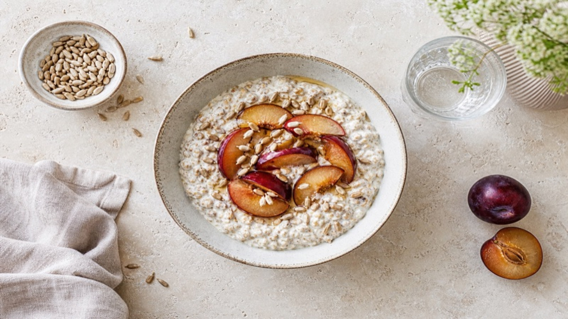 Cremige Bircher-Müsli-Bowl mit Sonnenblumenkernen und Zwetschgen