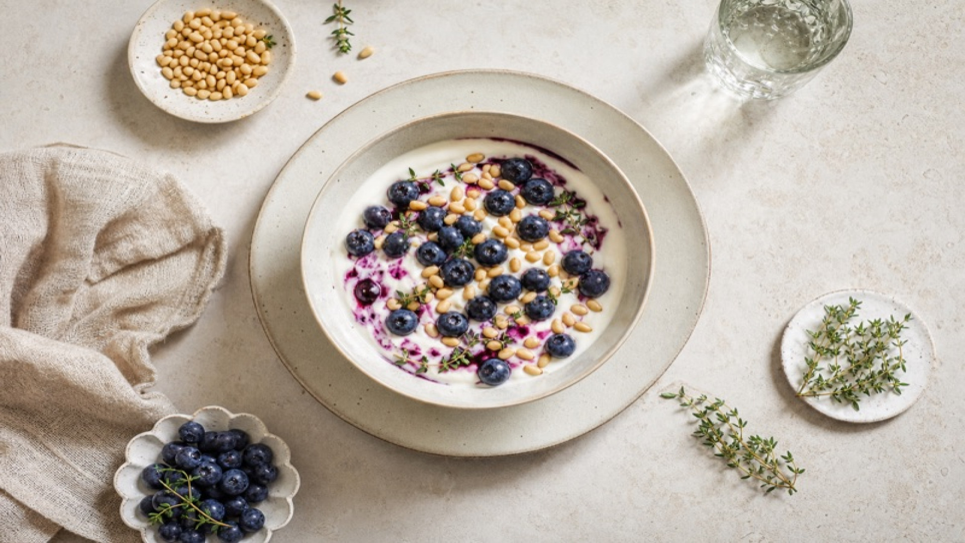 Cremige Joghurt-Bowl mit Heidelbeeren und Pinienkernen
