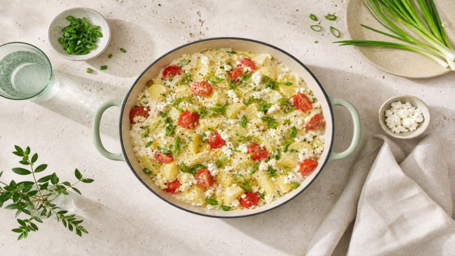 Cremige Kartoffel-Hüttenkäse-Pfanne mit Frühlingszwiebeln und Kirschtomaten