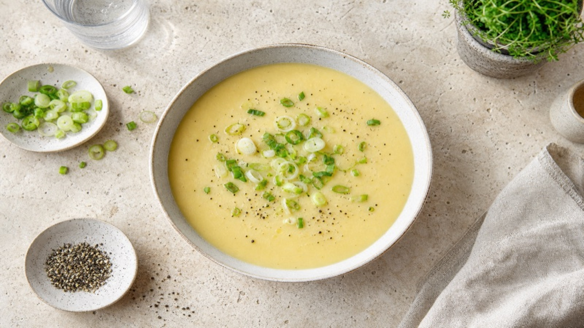 Cremige Kartoffel-Kokos-Suppe mit Frühlingszwiebeln