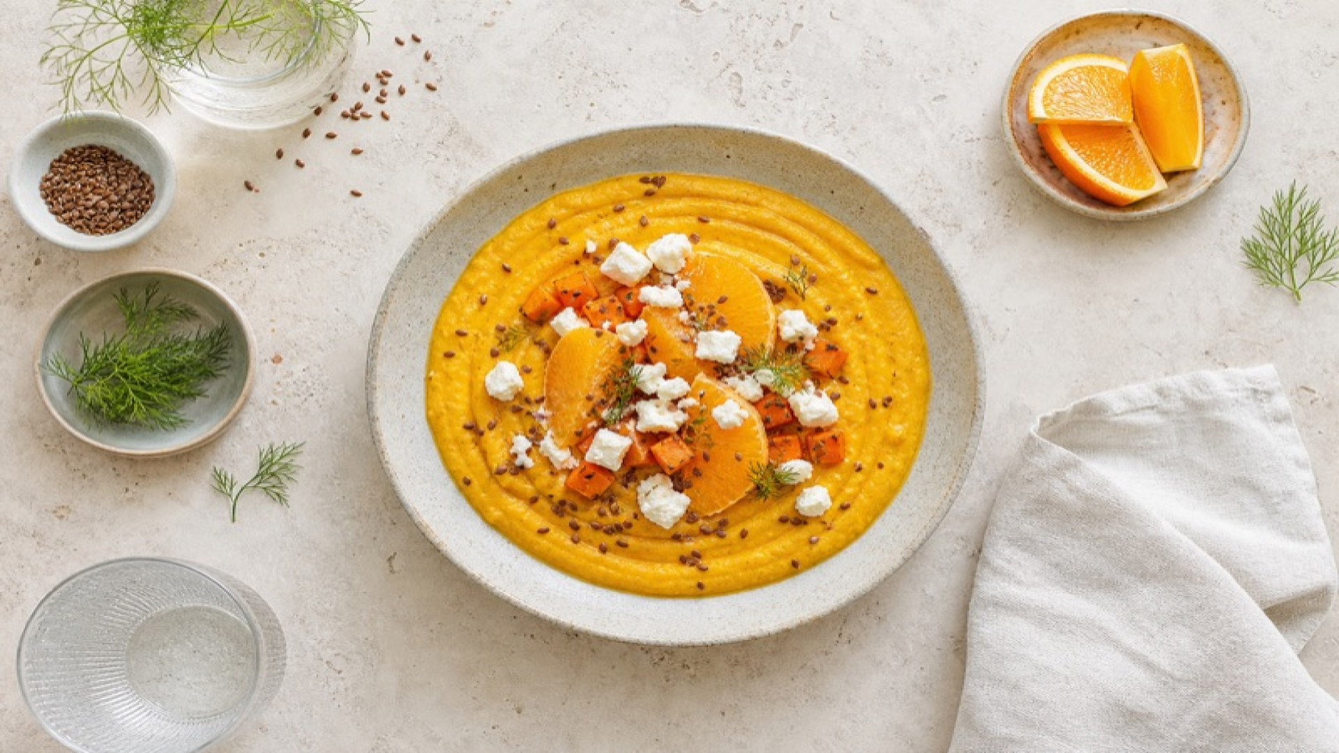 Cremige Orangenmöhren-Bowl mit Schafskäse und Leinsamen