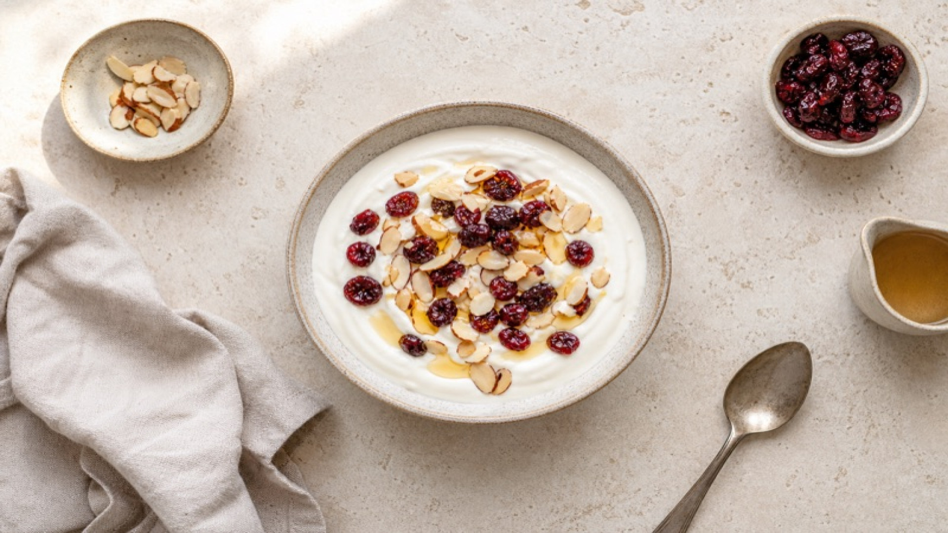 Cremige Quark-Bowl mit Cranberrys und gerösteten Mandeln
