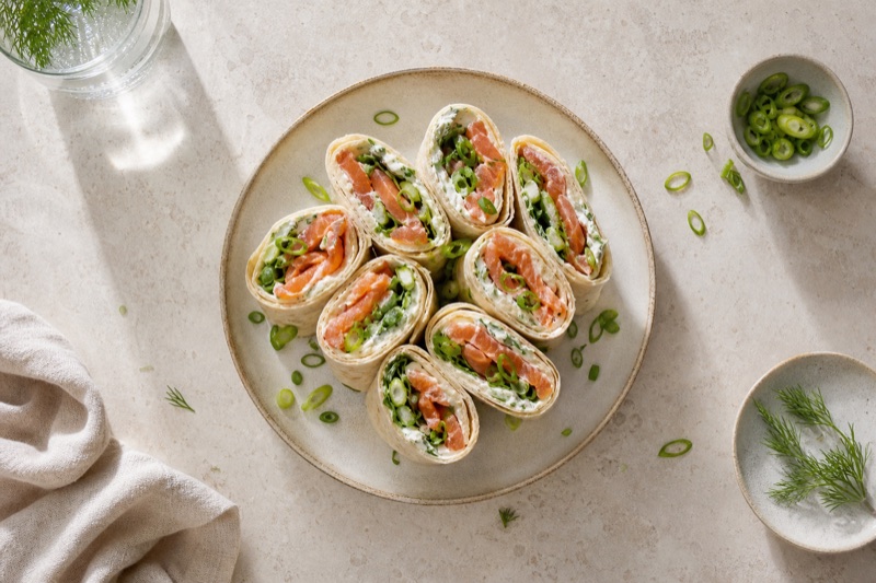 Cremiger Graved-Lachs-Wrap mit Frühlingszwiebeln