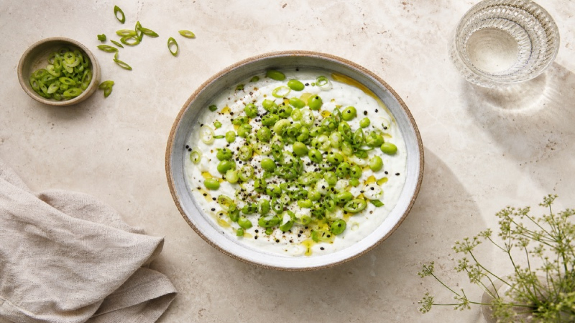 Cremiger Joghurt mit Edamame und Frühlingszwiebeln