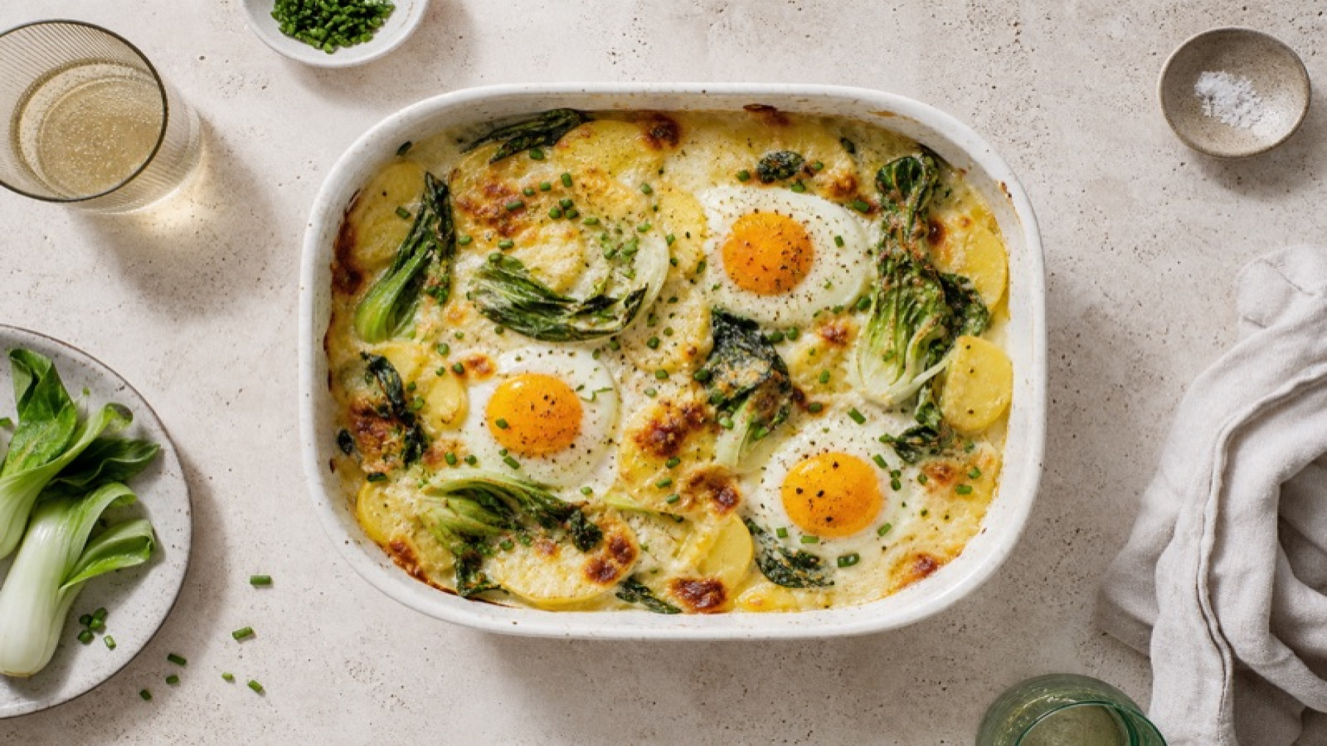 Cremiger Kartoffel-Tilsiter-Auflauf mit Ei und Pak Choi