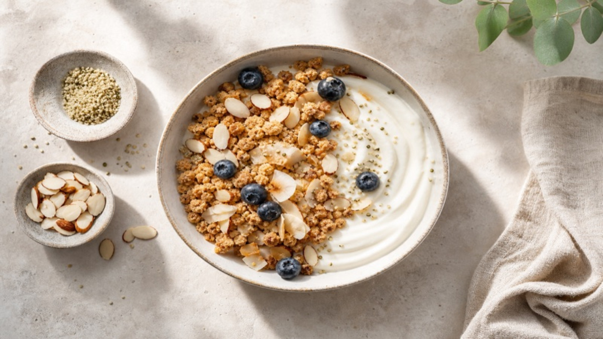 Cremiger Kokosjoghurt-Bowl mit Tofu-Crumble und Mandeln