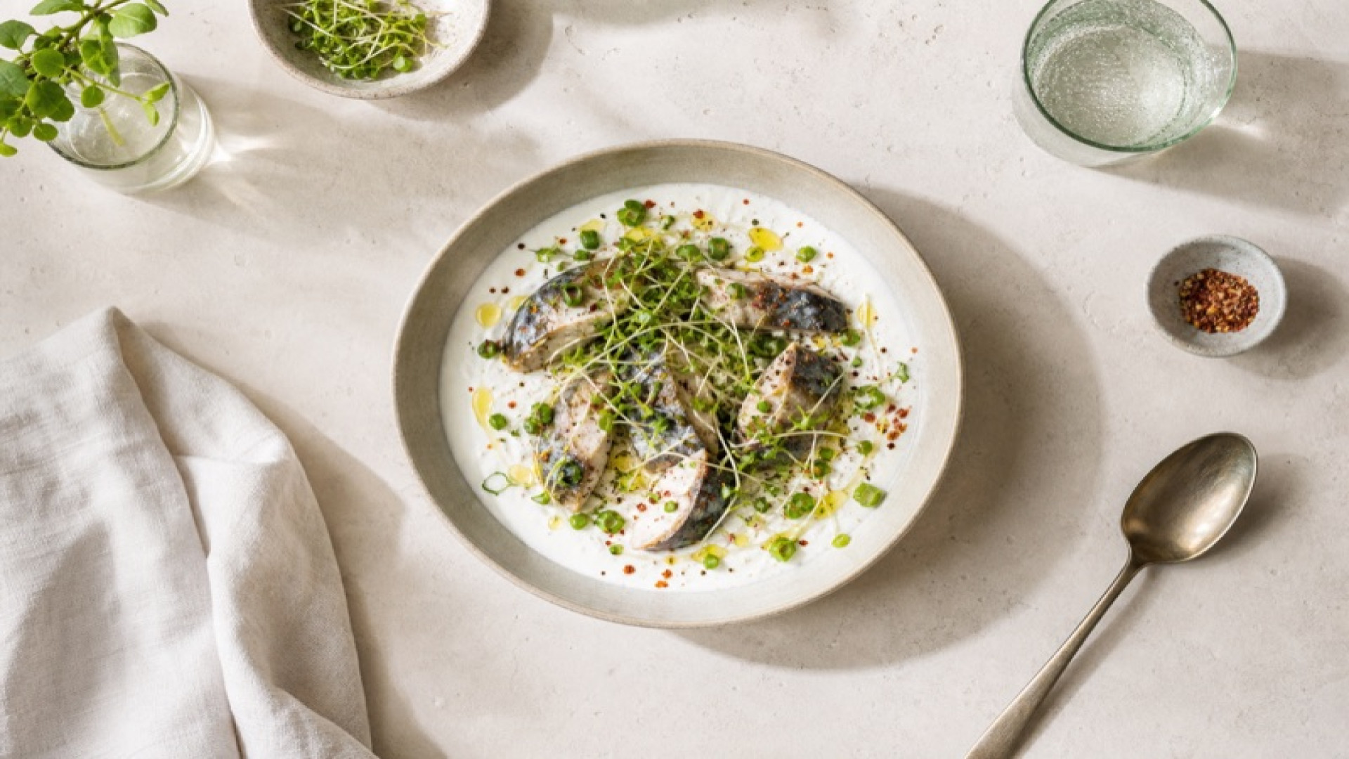 Cremiger Magerjoghurt-Bowl mit Makrele und Kressesprossen