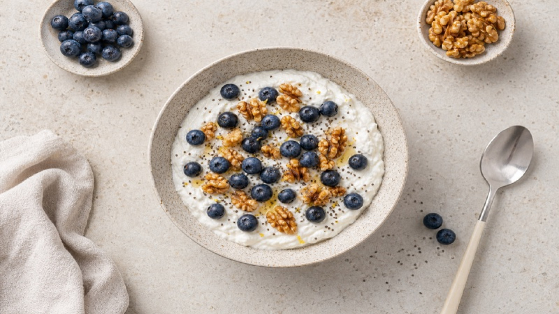 Cremiger Magerquark-Bowl mit Heidelbeeren und Walnüssen